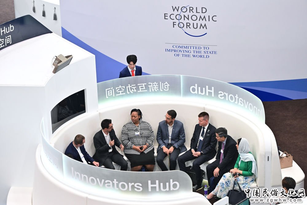 新华全媒+丨夏季达沃斯论坛:嘉宾交流沟通促合作